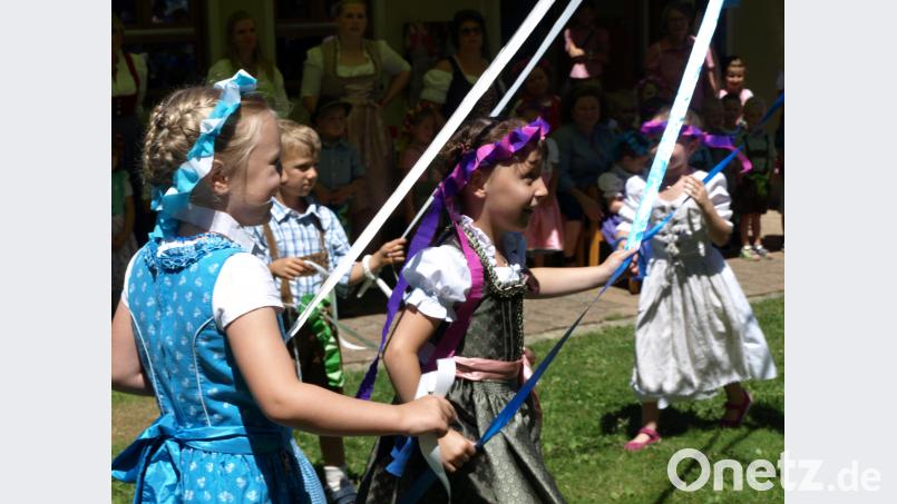 Dirndl, Lederhosen, selbstgebastelte Kränze und ein Bändertanz: Das Sommerfest der Kita hat ein eindeutiges Motto und die Tänze der Kinder gefallen so, dass sie an der Kirwa nochmal gezeigt werden sollen. ct