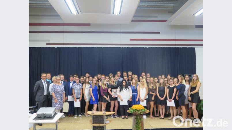 Für 51 Neunt- und Zehntklässlern endet mit der Zeugnisübergabe die Schulzeit an der Mittelschule Kemnath. jzk