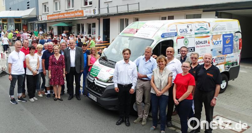 53 Sponsoren, ein Teil davon mit auf dem Bild, machten es möglich, dass die Tafel Weiden Neustadt ein neues bunt bedrucktes Transportfahrzeug im Wert von 25.000 Euro in Betrieb nehmen kann, das beim ersten Straßenfest übergeben wurde. Bild: Dobmeier Dobmeier