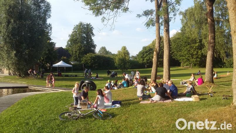Sommerfeeling beim Picknick auf der Moorbadwiese. Zur Unterhaltung bekam das Publikum witzige und nachdenkliche deutsch-tschechische Geschichten, in Musik verpackt, serviert. eib