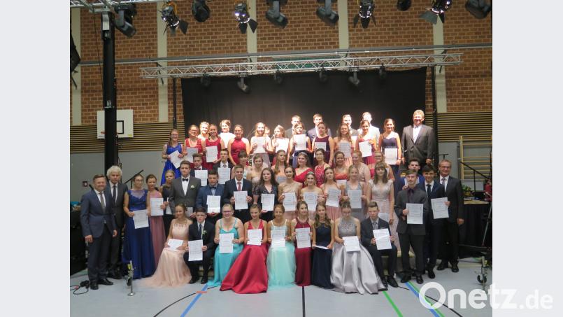 Landtagsabgeordneter Tobias Reiß, Landrat Wolfgang Lippert (von links), Bürgermeister Werner Nickl (rechts) und Realschuldirektor German Helgert (hinten rechts) gratulieren den 51 Absolventen mit einer Eins vor dem Komma. jzk