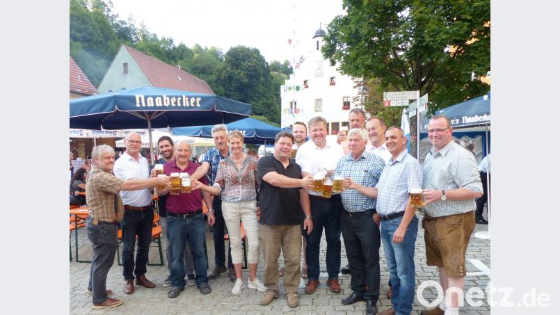 Stoßen gemeinsam auf ein gutes Gelingen des Kastler Bürgerfest 2018 an (von links): Andreas Otterbein, Robert Felso, Richard Gaßner, Alois Karl, Alwin Raab, Stefan Braun, Michael Schraml, Roland Bösl, Monika Breunig, Willibald Hertwich, Waldemar Draxler, Johannes Schwarzfischer, Ludwig Lang und Gernot Meier. jp