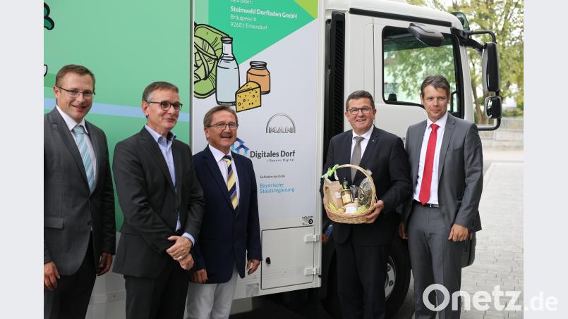 Der bayerische Staatsminister Franz Josef Pschierer (zweiter von rechts) mit Steinwald-Allianz Geschäftsführer Martin Schmid, Professor Dr. Alexander Pflaum vom Fraunhofer Institut SCS, Steinwald-Allianz-Vorsitzender Hans Donko und MAN-Regionalleiter Martin Zaindl. njn