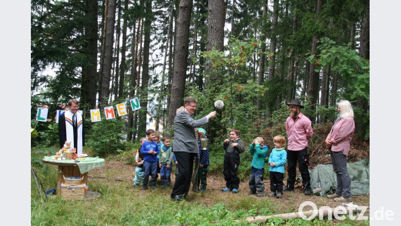 Pfarrer Andreas Kraft (links) und Stadtpfarrer Bernd Philipp erbaten am Sonntag in einer kleinen Andacht Gottes Segen für den Waldkindergarten Fuchsbau, der im Waldershofer Ortsteil Wolfersreuth beheimatet ist. Die kleinen Waldfüchse und ihre Erzieher stimmten die Besucher musikalisch darauf ein. fpoz