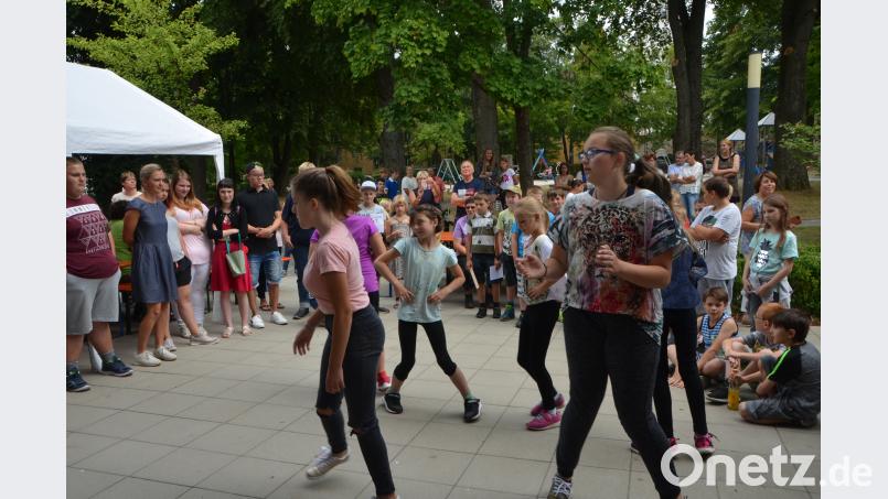 Einige Mädchen studierten mit ihrer Lehrerin einen Tanz ein, den sie nun beim Schulfest zeigten. dob