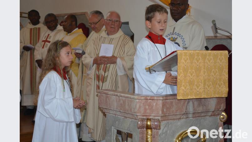 Fynn Blechschmidt und Lea Amtmann hießen den Priesterjubilar in der Pfarrkirche willkommen. jr