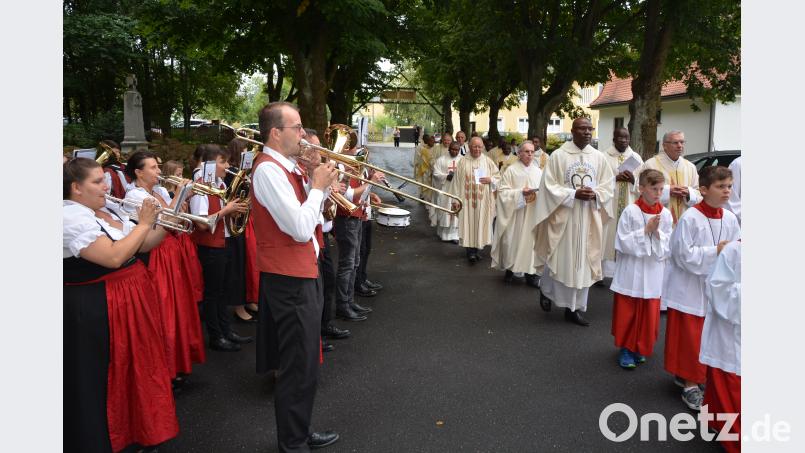 Einzug der 18 Geistlichen in die Pfarrkirche Herz Jesu. jr