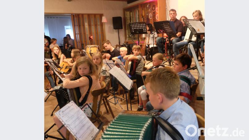 Beim Sommerfest der Musikschule Bruckner/Schwarzenfeld zeigten viele junge Akteure ihr Können. Philipp Schönberger (vorne rechts) spielte auf seiner Steirischen unter anderem „Mir san vom Woild dahoam“. ohr
