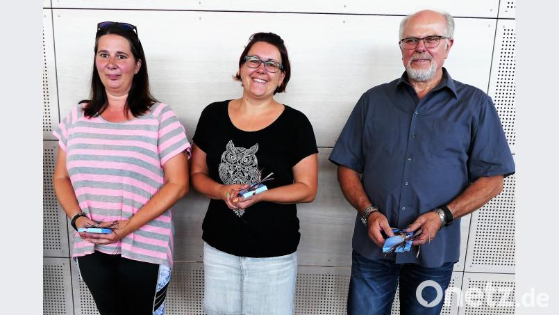Schulleiter Peter Plößl an der Jahn-Grundschule bedankte sich bei den Schulweghelfern (von links) Nicole Borek, Melanie Färber und Manfred Scharnagel für ihre Zuverlässigkeit und Pünktlichkeit, mit der sie bei Wind und Wetter dieses wichtige Ehrenamt ausüben. wbe