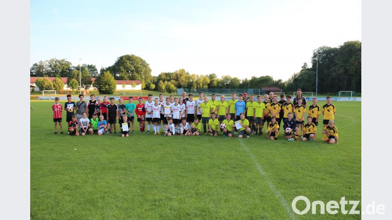 Die Teilnehmer stellen sich am Ende des D-Jugend-Turniers des TSV 1960 Kastl zum Gruppenbild auf. rpp