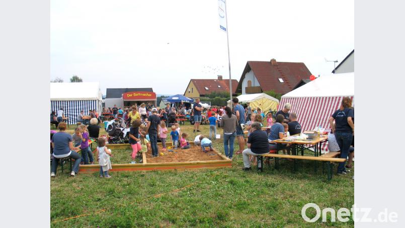 Einen richtigen Festplatz baut der Spielplatztrupp auf. bkr