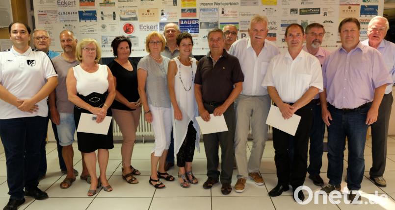 Der Bayerische Landessportverband ehrte mit Verdienstnadeln Funktionäre, die seit vielen Jahren Verantwortung übernehmen. Mit im Bild sind Vorsitzender Stefan Harmsen (links), Ehrenvorstand Hans-Georg Baumgart (rechts) und BLSV-Bezirksvorsitzender Hermann Müller (links daneben). Bild: mab
