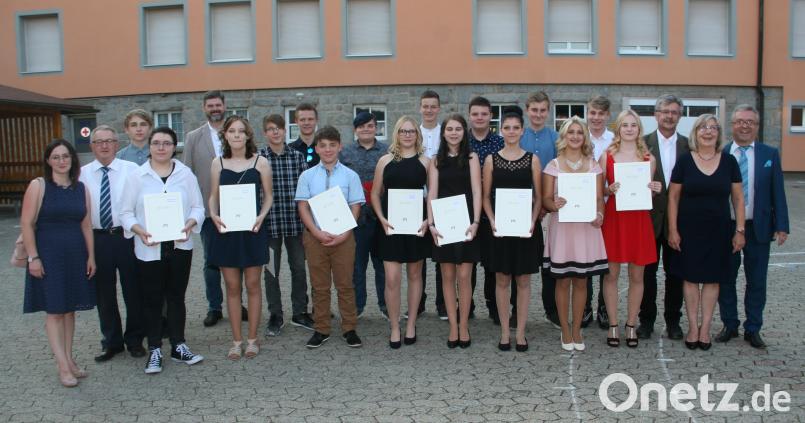 „Time to say good bye“ spielten das Violinduo Maria und Theresa, danach wurden die Zeugnisse an die Schüler verteilt. Es gratulierten Wiesaus Bürgermeister Toni Dutz, Schulleiterin Andrea Schiml und Fuchsmühls Gemeindeoberhaupt Wolfgang Braun (von rechts) sowie Wiesaus 2. Bürgermeister Fritz Holm (Zweiter von links). wro
