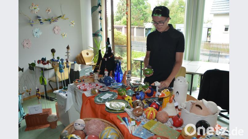 In der Schüler-Kreativ-Werkstatt gab es tolle Sachen zu kaufen. Leon Stärk war einer der &quot;Künstler&quot;. dob