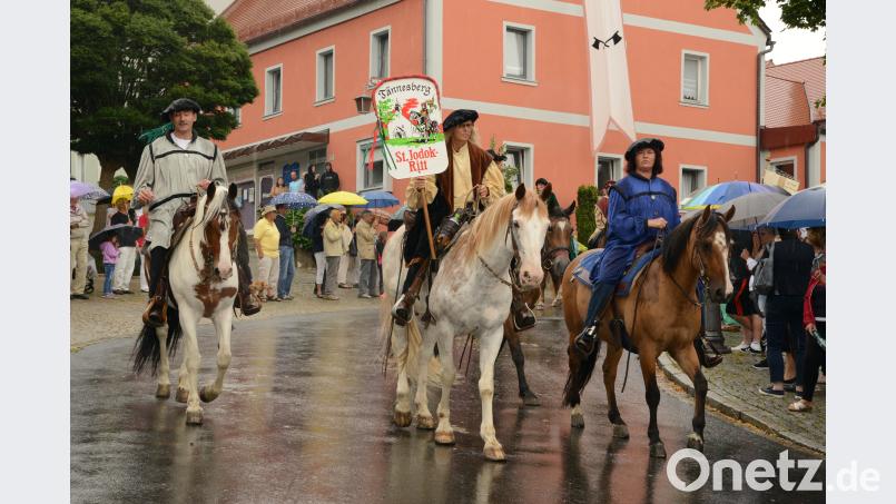 Im Regen verfolgten die Besucher den Festzug am Sonntagnachmittag. bey
