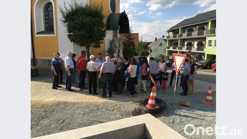 Die Neuhauser CSU sieht sich vor Ort die Baustelle &quot;Marktpodest&quot; an. gra