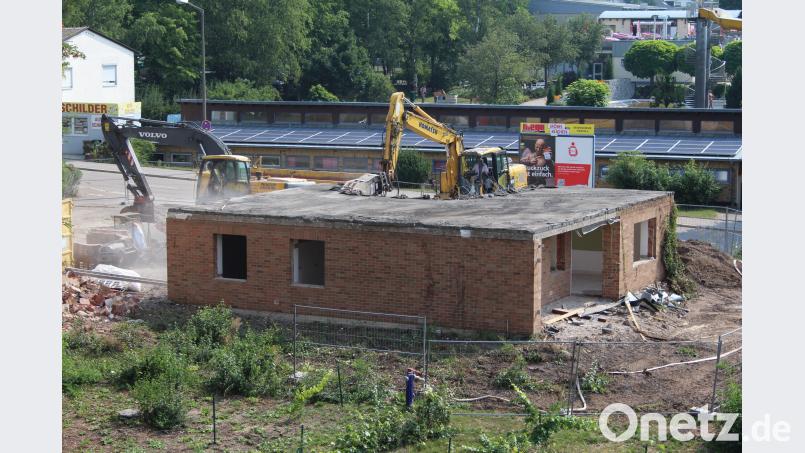 Der Abriss erzeugt Raum für einen Neubau am Landratsamt.. Bild: exb