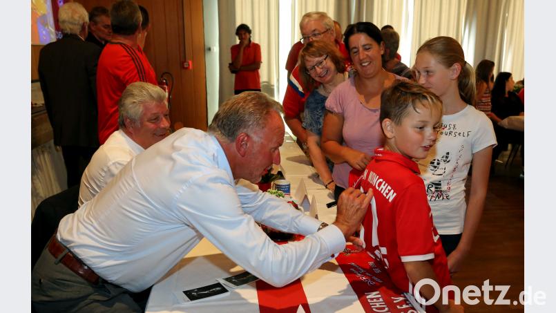 Rummenigge-Autogramme waren in Floß sehr begehrt. mef