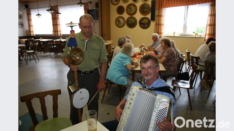 Ein harmonisches Duo gaben Akkordeonist Manfred Wilfling und Bruno Primann mit der Teufelsgeige beim Landvolk-Sommerfest in Preißach ab. bjp