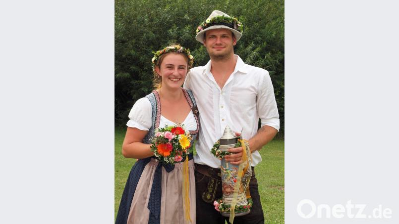 Julia Gebhardt und Tobias Köstler heißt das Oberkirwapaar, das nun ein Jahr lang den Blütenkranz tragen darf. sön