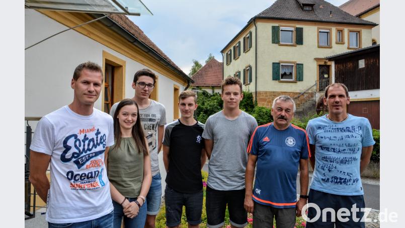 Die Vertreter der Ministranten und der Jugendabteilung der DJK Ehenfeld-Massenricht freuen sich über die Spende der Alten Herren, übergeben von Georg Kustner (Zweiter von rechts). fdl