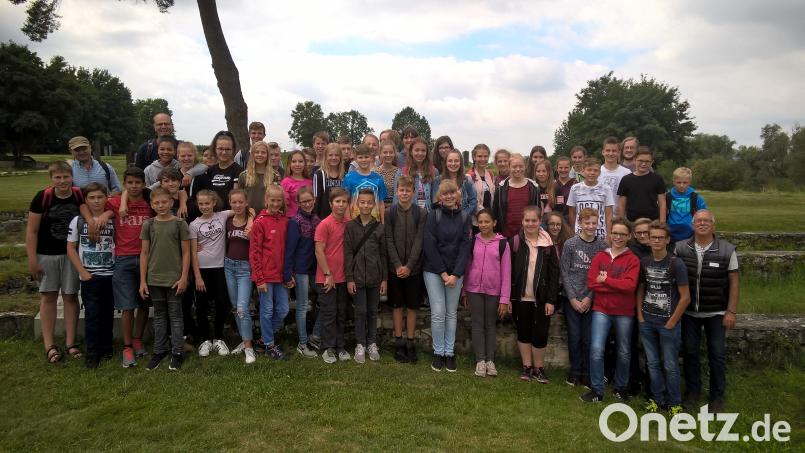 Faszinierende Eindrücke gewannen die Schüler der siebten Jahrgangsstufe des Gymnasiums bei einer Exkursion in die römische Vergangenheit Germaniens. Ziele der Tagestour waren das Kastell Abusina und Regensburg. Unser Bild zeigt die Gymnasiasten mit ihren Lehrkräften vor der Wehranlage bei Neustadt an der Donau. do