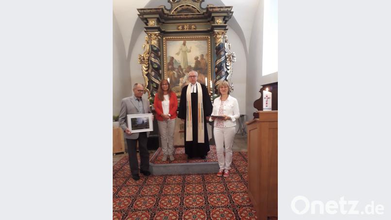 Die evangelische Kirchengemeinde verabschiedete Lektorin Christina Mücke (rechts) und Friedhofsgärtner Dieter Wirbs (links). exb
