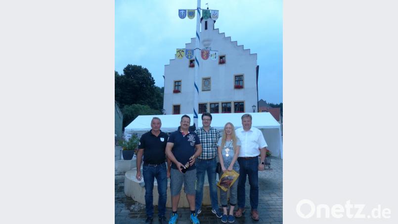 Heuer gibt es beim Bürgerfestschießen der Kastler Schützengesellschaft eine Schützenkönigin. Sandra Glonner gelang der beste Schuss. Von links: Rainer Kemmling, Stefan Kuhn, Alexander Weigert, Sandra Glonner und Bürgermeister Stefan Braun. jp