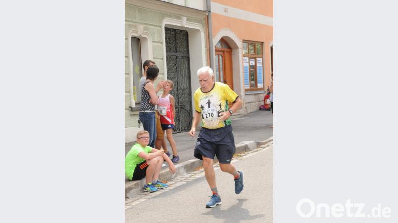 Roland Pflugbeil war mit 79 Jahren der älteste Teilnehmer des Stadtlaufs. bey