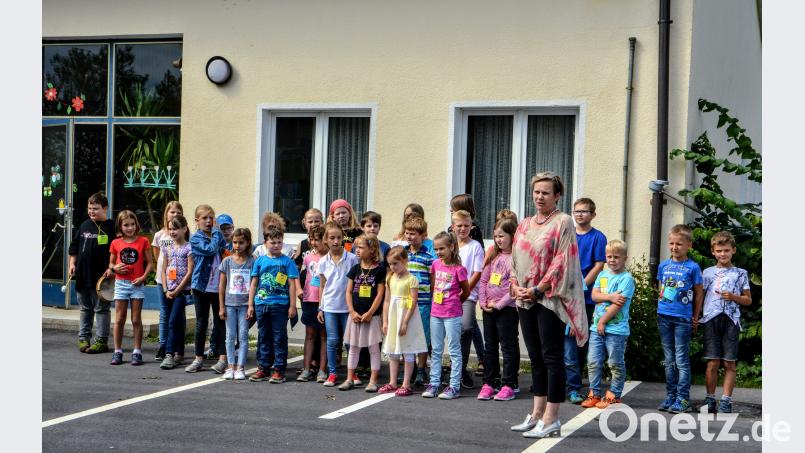 Konrektorin Susanne Kasberger und die Schüler begrüßen die vielen Gäste beim Tag der offenen Tür. fdl