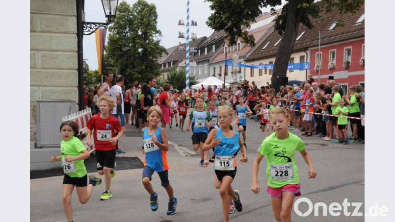 Vom Marktplatz aus führt die Laufstrecke Richtung Altstadt. bey