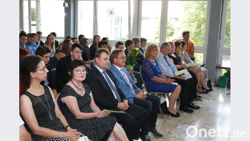 Die Ehrengäste bei der Abschlussfeier der Schule, (von links) Claudia Siegler von der Arbeitsagentur, die Windischeschenbacher Rektorin Gabriele Wachter-Kauschinger, Bürgermeister Karlheinz Budnik aus Windischeschenbach, Bürgermeister Hans Donko, dritte Bürgermeisterin Sonja Heindl und der ehemalige Konrektor Albert Kraus. njn