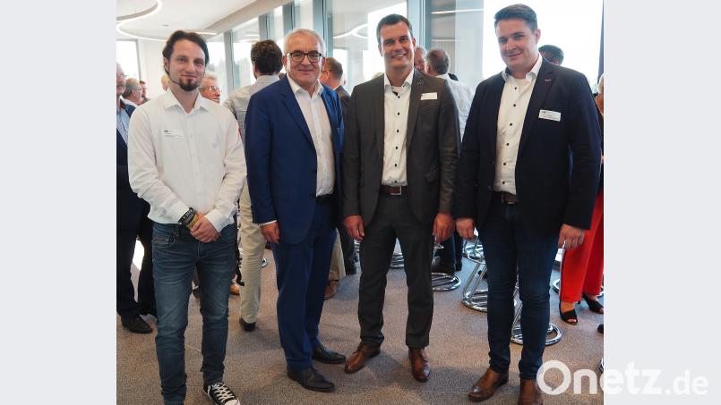 Veranstalter und Referenten des Digitalisierungsabends im E-House (von links) Tilo Fischer vom Fraunhofer Institut in Weiden, Vorstandsvorsitzender Ludwig Zitzmann von der Sparkasse Oberpfalz Nord, IHK-Gremiumsgeschäftsführer Florian Rieder und Geschäftsführer Sebastian Forster von der Liebensteiner Kartonagenwerk GmbH Bühner