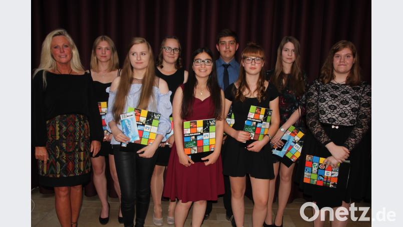 Die Besten der Mittelschule: Von links Schulleiterin Claudia Strobel-Dietrich, Sarah Fürst, Teresa Zeitler, Annika Männer, Ilayda Terzi, Maximilian Frank, Francin Haberkorn, Theresa Greger und Barbara Burger. kro
