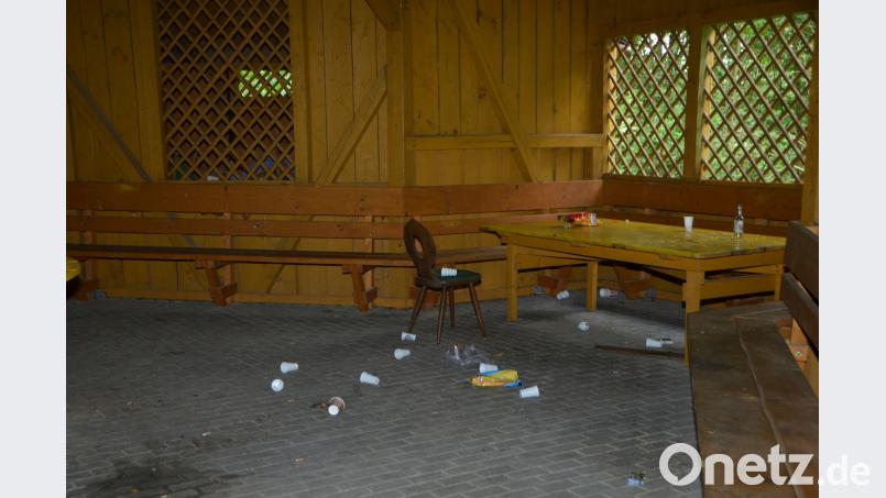 Dass Unbekannte immer wieder mal ihren Müll in der Penzachhütte zurücklassen, nehmen die Bürgervereinsmitglieder noch in Kauf. Aber jetzt wurden vier XXL-Biertischgarnituren und eine Alu-Malerleiter gestohlen. Das geht dann doch zu weit und ist kein dummer Jungenstreich. Der Diebstahl wurde bei der Polizei zur Anzeige gebracht. dob