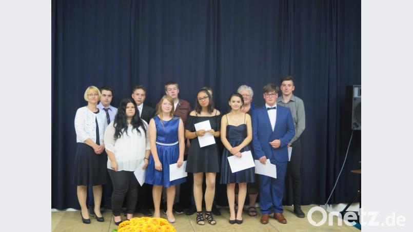 Rektorin Christine Wiesend (links) und Fachberaterin Christiana Zaglmann (hinten, Dritte von rechts) danken den scheidenden Schulbuslotsen Johannes Meyer, Jasmina Denni, Lukas Krapf, Vanessa Prechtl, Lucas Janisch, Matthias Reindl, Stella-Monique Landgraf, Nathalie Heser, Jakob Scherm, Kevin Rupprecht. jzk