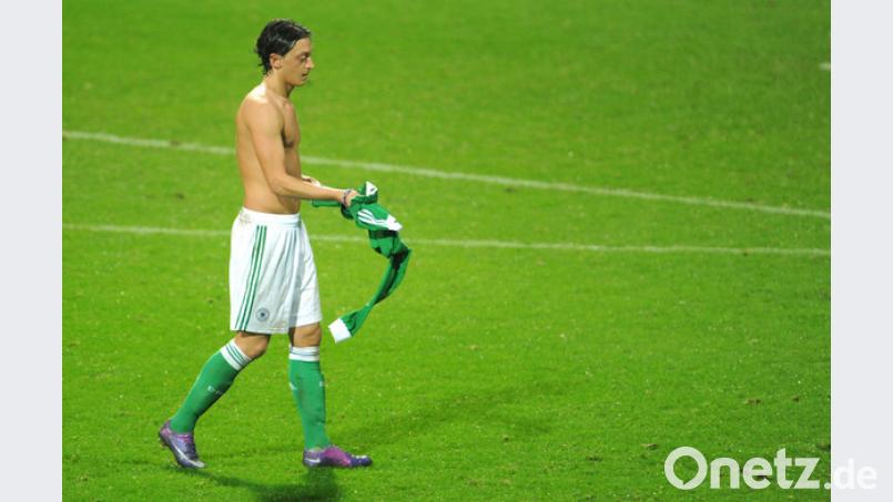Leidenschaft schaut anders aus: Dennoch finden viele Deutschtürken die Kritik an Mesut Özil für überzogen. Julian Stratenschulte/dpa