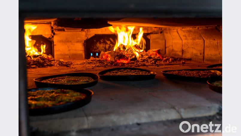 Der dorfeigene Holzbackofen ist den ganzen Tag im Hochbetrieb, um die vielen Pizzen und Zwiebelkuchen zu backen. Unterm Jahr wird hier auch schon mal Brot gebacken. sml