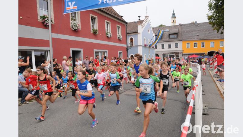 Startschuss am Marktplatz: Der Stadtlauf Pleystein 2018 beginnt. bey