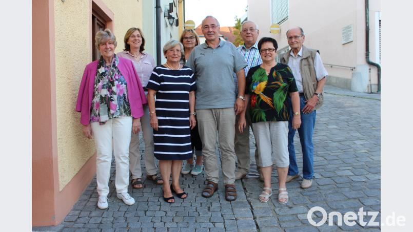 Günter Dirnberger (Mitte) steht neu an der Spitze des Gesangvereins, Vorgängerin Christa Scheitinger (Dritte von links) fungiert nun als Stellvertreterin. Mit auf dem Bild weitere Vorstandsmitglieder sns