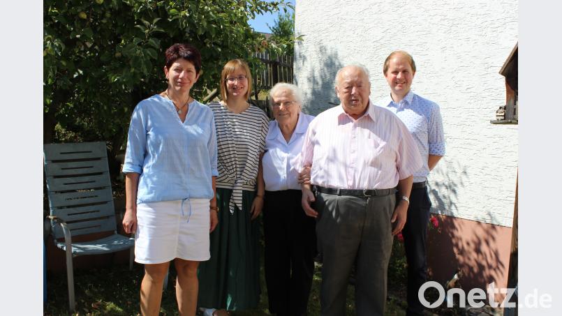 Gerda und Winfried Geis freuten sich an ihrem Ehrentag über die Gratulation durch (von links) Zweite Bürgermeisterin Margit Reichl, Enkelin Martina und Stadtpfarrer Stefan Wagner (rechts). pko
