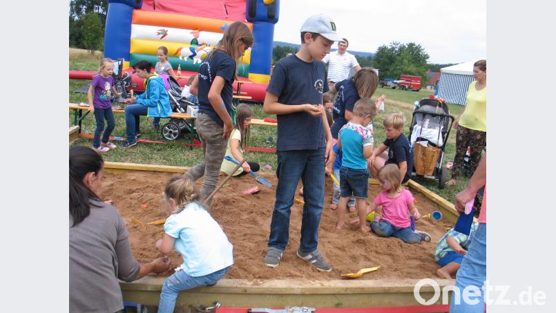 Für die Mädchen und Buben gibt es jede Menge Abwechslung, von der Hüpfburg über Schminken, Riesenseifenblasen und Schatzsuche im großen Sandkasten bis hin zu Bastelecke und Tombola. bkr