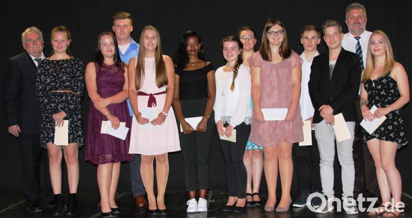 Die besten Absolventen aus den Klassen 9a/9b und den beiden M10-Klassen stellten sich mit Rektor Wilhelm Trisl (Zweiter von rechts) und 2. Bürgermeister Peter Gold (links) zum Foto. (Von links nach rechts) Maria Feil, Lena Heilig, Leon Stohlmann, Maria Prockl, Lidia Misgana, Viola Janz, Laura Schneider, Jasmin Schiener, Jakob Zahn, Fabian Steiner und Angelika Forster. heb