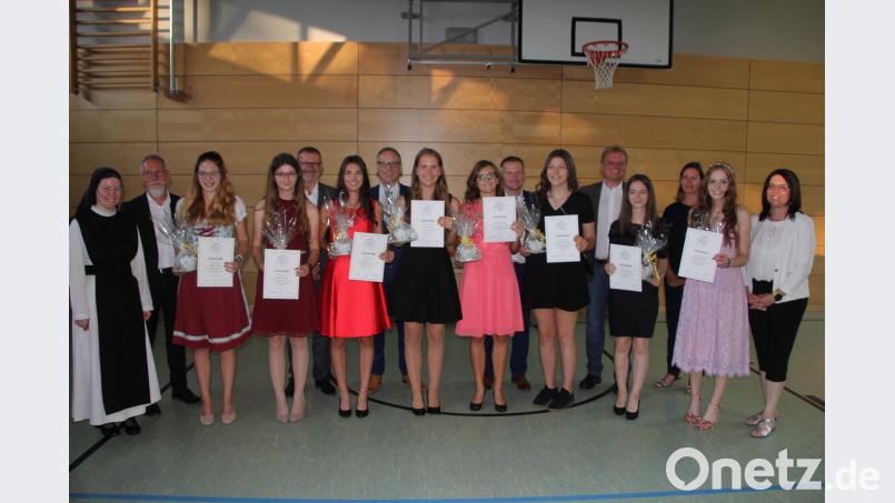Die acht besten Absolventinnen, von links, Nadja Kropf, Angelina Trißl, Leonie Fenzl, Alena Kempf, Michelle Höfler, Indira Dachraoui, Belinda Rosner und Sarah Haberkorn mit Schulleiterin Kerstin Reiter (rechts), Konrektorin Schwester Raphaela Kratzer (limks) und den weiteren Ehrengästen. kro