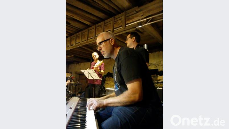 Jam-Session: Organisator Martin Dilling sitzt am Piano. exb