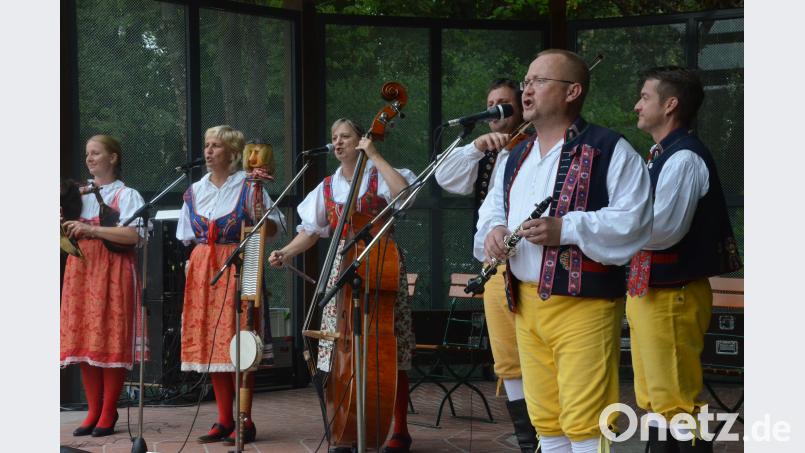 Lustig und farbenfroh: Die Dudelsackmusik aus Ledce. Kunz