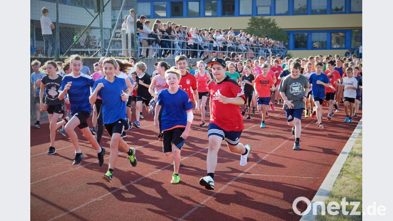 Mit Begeisterung starten die Schülerinnen und Schüler ihren Sponsorlauf, dessen Erlös zu Pater Gerhards Kinderhospiz in Südafrika fließt. twi