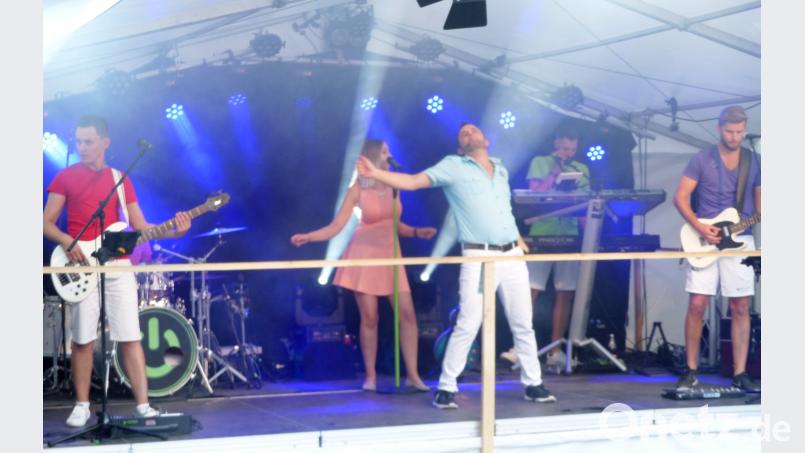 Die 5 Burschen und Sängerin Lisa von der Partyband „Power“ aus Bruck heizen den Gästen am Kastler Bürgerfest ordentlich ein. jp