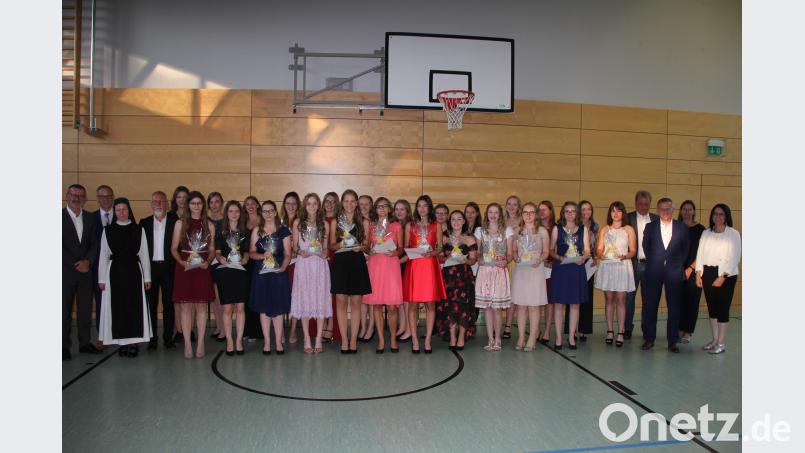 Die 24 Absolventinnen hatte alle eine Eins vor dem Komma. Unser Bild zeigt sie mit den zahlreichen Ehrengästen. kro