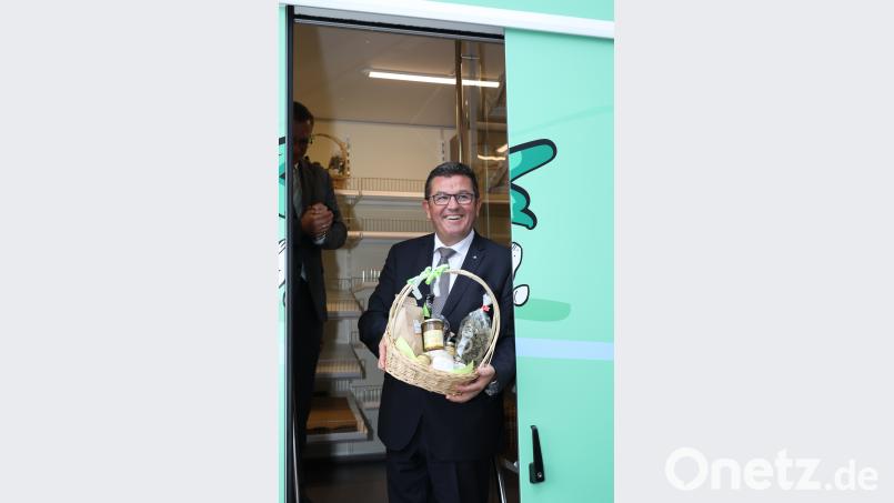 Nach der erfolgreichen Online-Bestellung kann der bayerische Wirtschaftsminister Franz Josef Pschierer seinen Geschenkkorb gleich mit nach Hause nehmen. njn